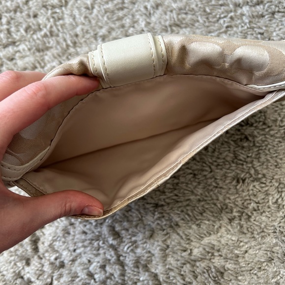 Cream Coach Clutch - Picture 4 of 6